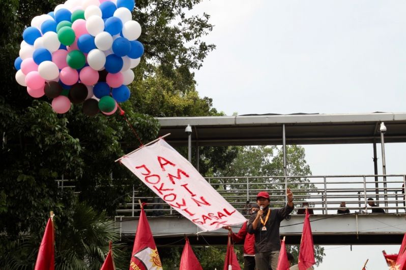 Aksi Didepan Istana, Hima Persis Terbangkan Balon Bertuliskan Jokowi-Amin Gagal